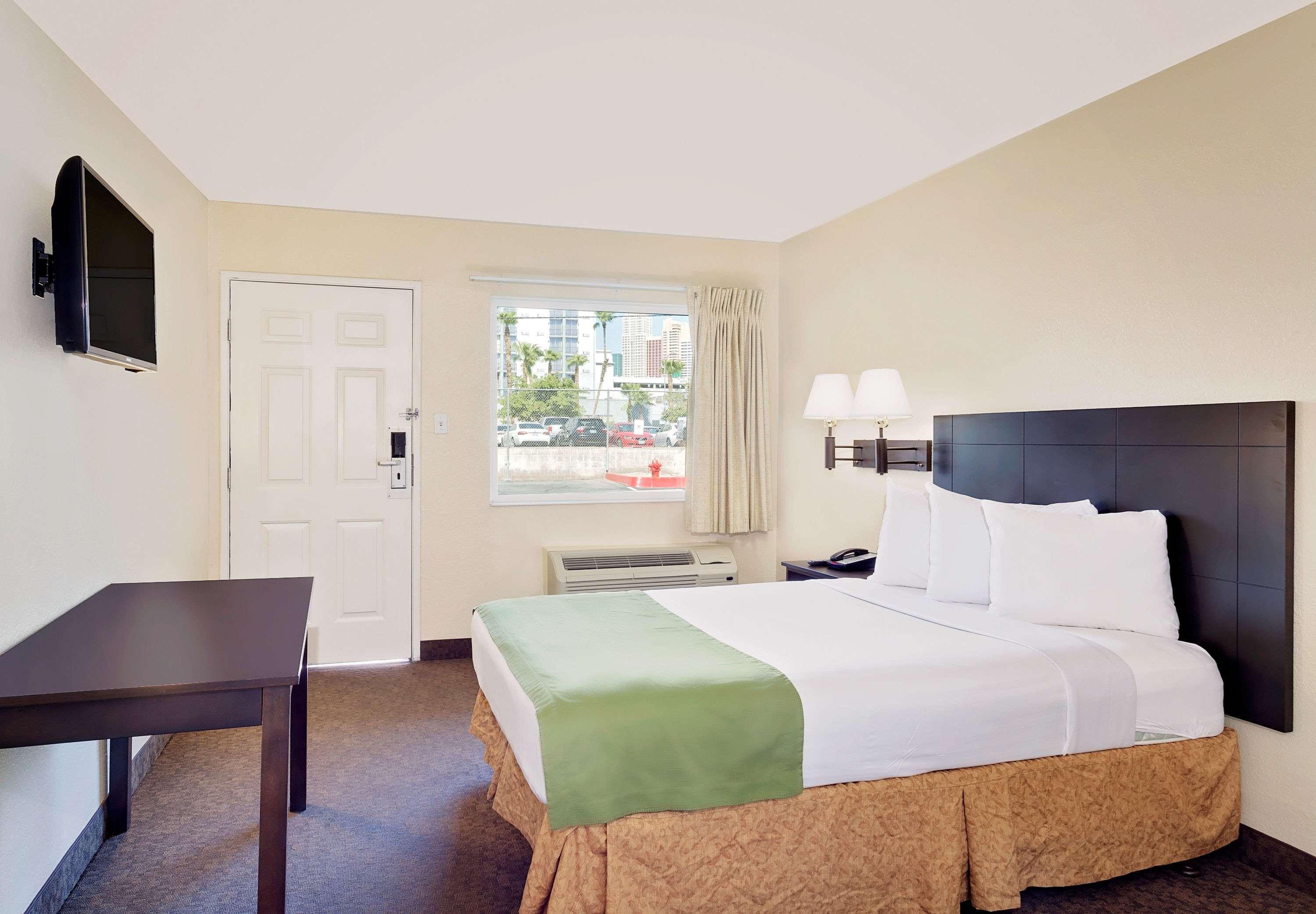 Howard Johnson By Wyndham Las Vegas Near The Strip Екстериор снимка