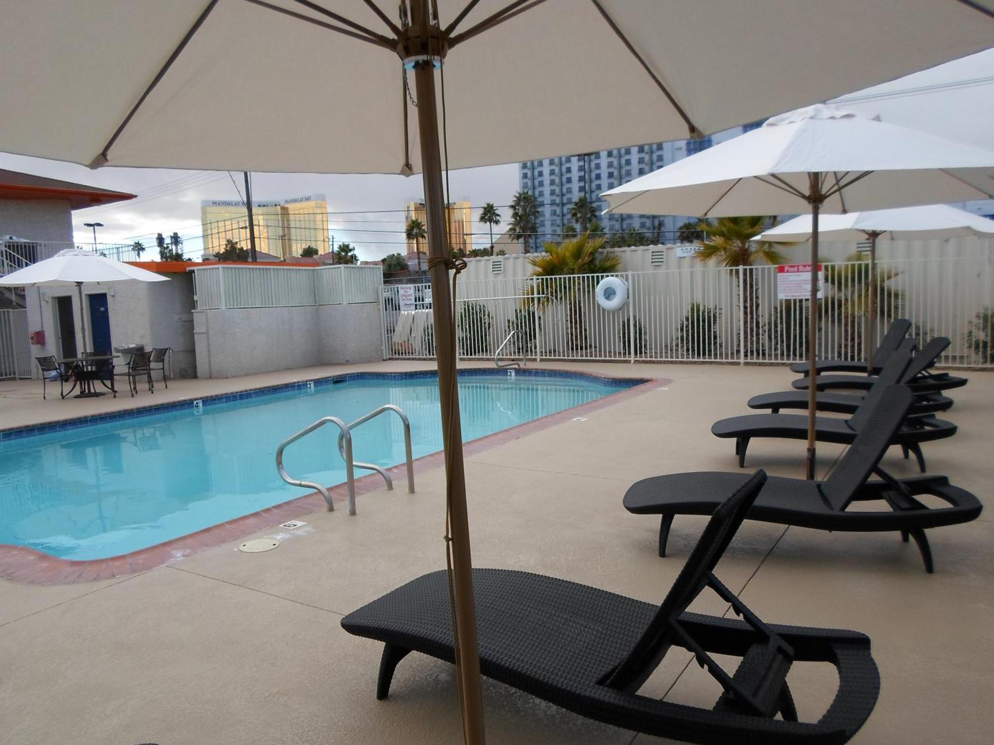 Howard Johnson By Wyndham Las Vegas Near The Strip Екстериор снимка
