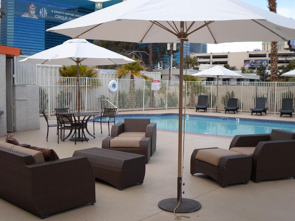 Howard Johnson By Wyndham Las Vegas Near The Strip Екстериор снимка