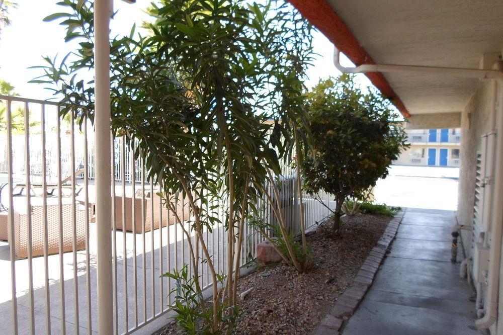 Howard Johnson By Wyndham Las Vegas Near The Strip Екстериор снимка