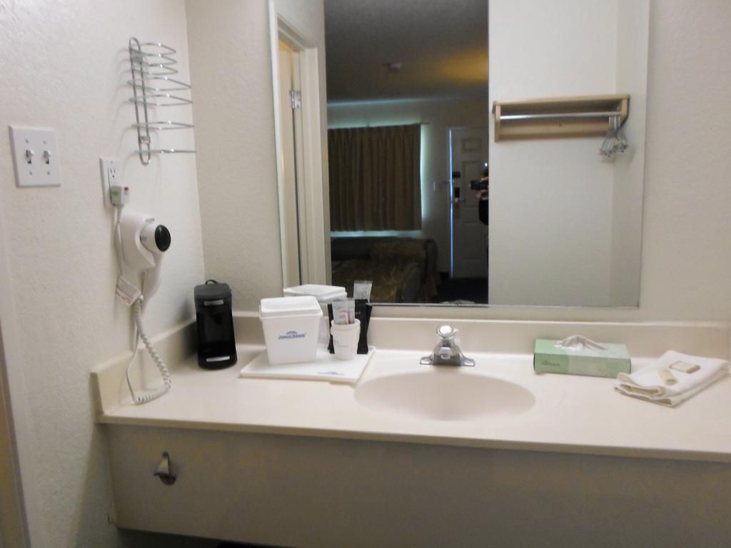 Howard Johnson By Wyndham Las Vegas Near The Strip Екстериор снимка